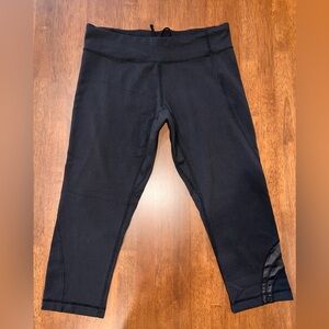 Lululemon Crop Leggings active crop. Satin Ribbon details.size 6. EUC